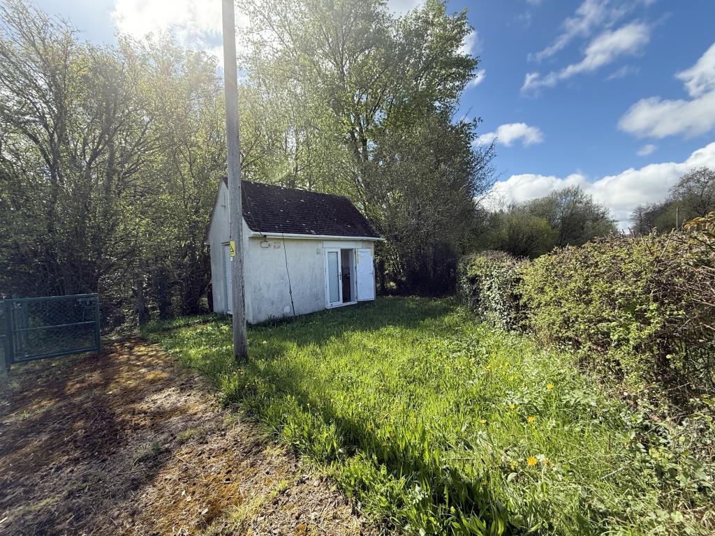 Lot: 27 - FORMER BT HUT WITH PLANNING CONSENT FOR HOLIDAY LETTING - General view of the former Hut